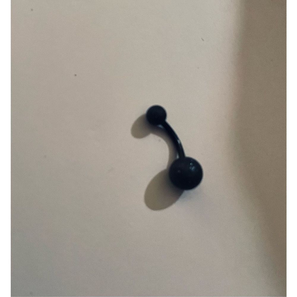 PRETTY BLACK BELLY RING - Picture 7 of 7
